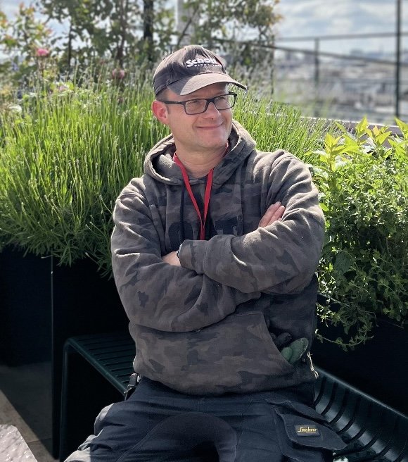 Nicolas sur une terrasse végétalisée