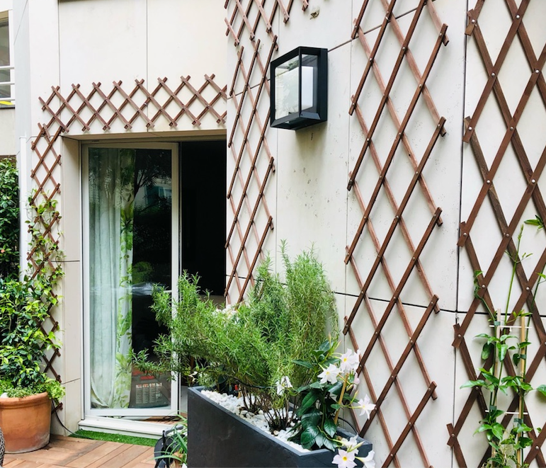 Plantations en pots et treillages sur une terrasse