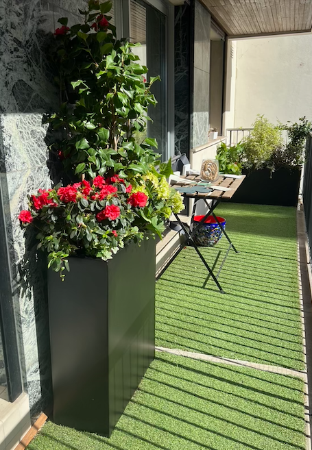 Terrasse avec jardinière de roses rouges et espace détente